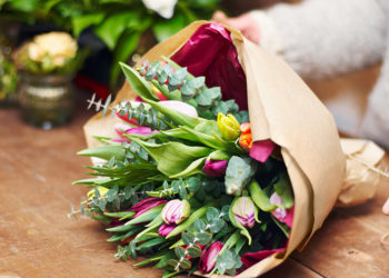 5 best ideas to try when giving flowers to your special one